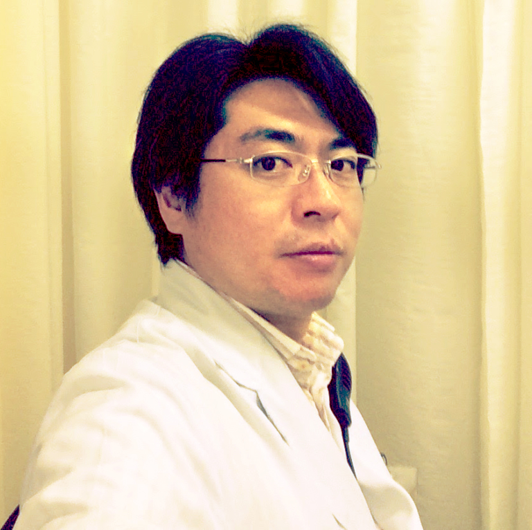院長 高野義道（鍼灸施術の様子）