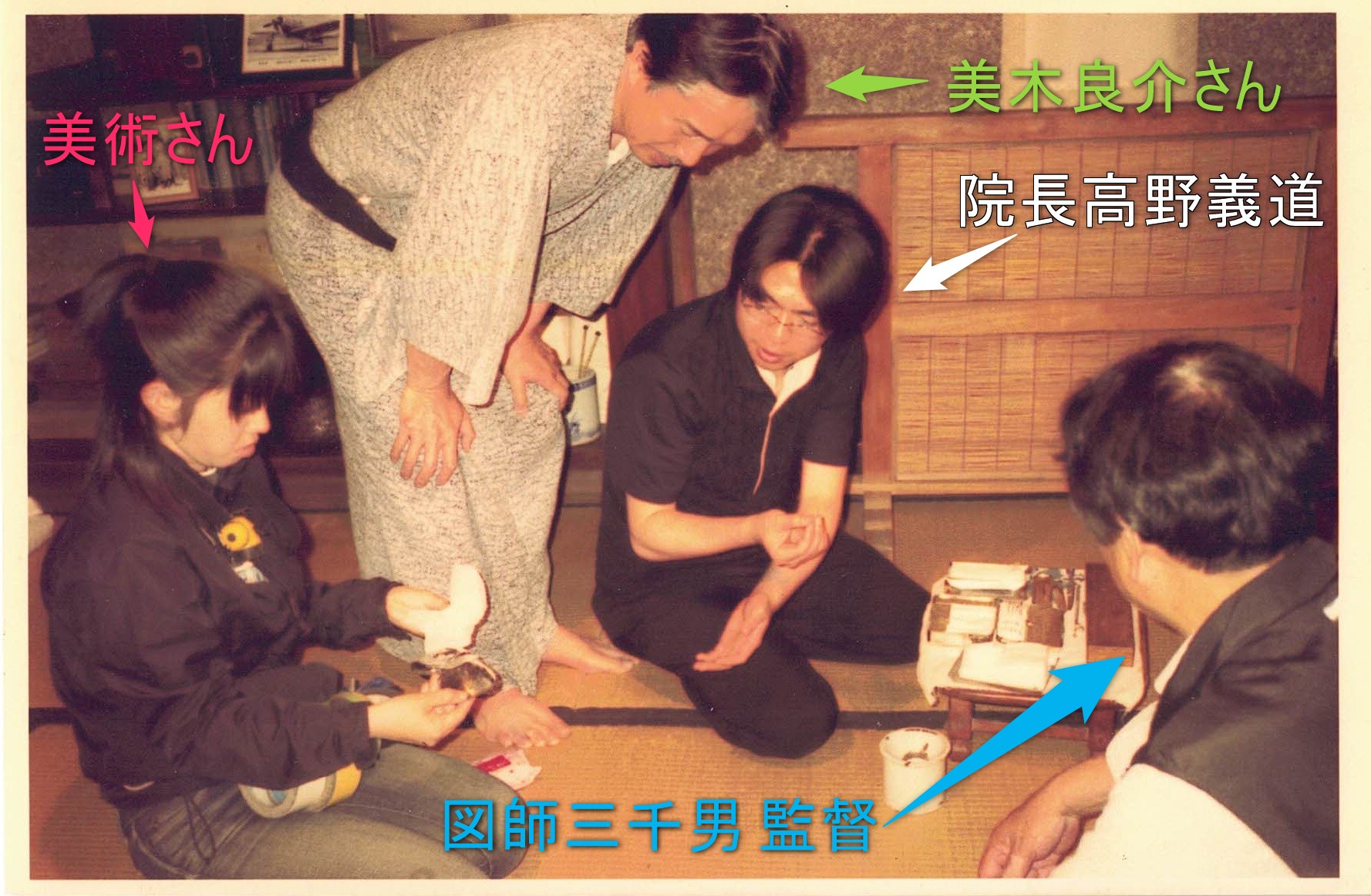 映画「三十九枚の年賀状」撮影現場で、院長 高野義道が俳優・美木良介さんに鍼灸技術を指導している様子